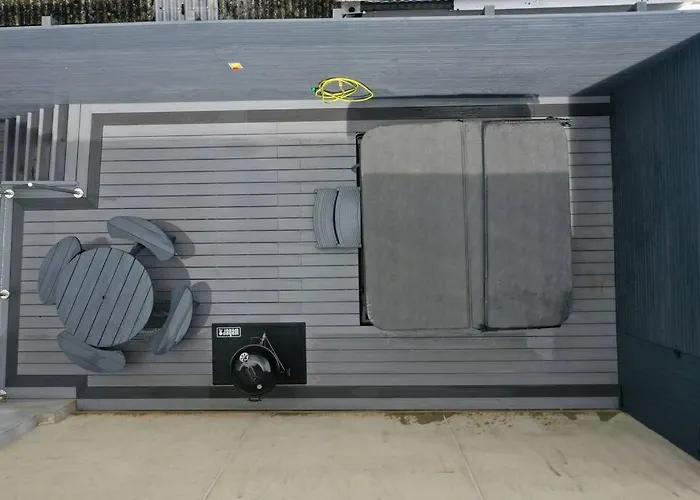 Hot Tub, Newly Refurbished 4 Bed, Dog Friendly.